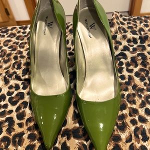 Women’s olive green Pump 4 inches lightly worn Patton leather style really cute